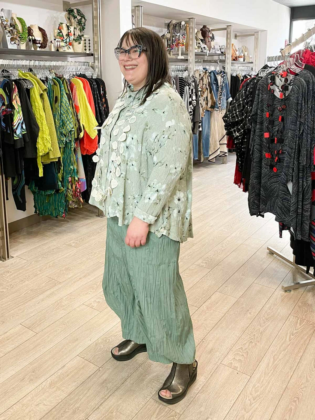 Dress To Kill Dress To Kill Split Back Shirt, Mint Floral