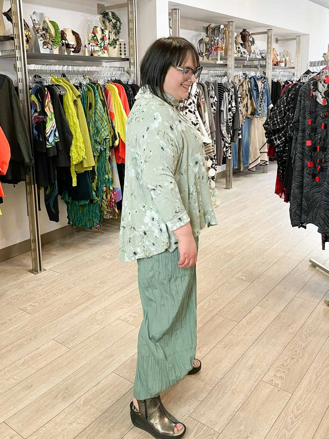 Dress To Kill Dress To Kill Split Back Shirt, Mint Floral