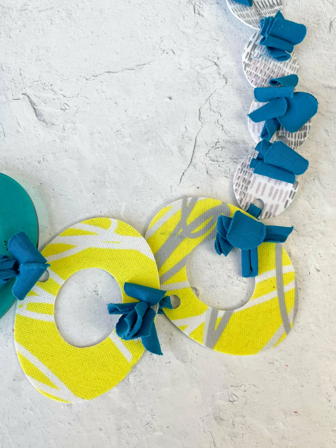 Pattern Gems Pattern Gems Music Necklace, Clear Blue/Yellow