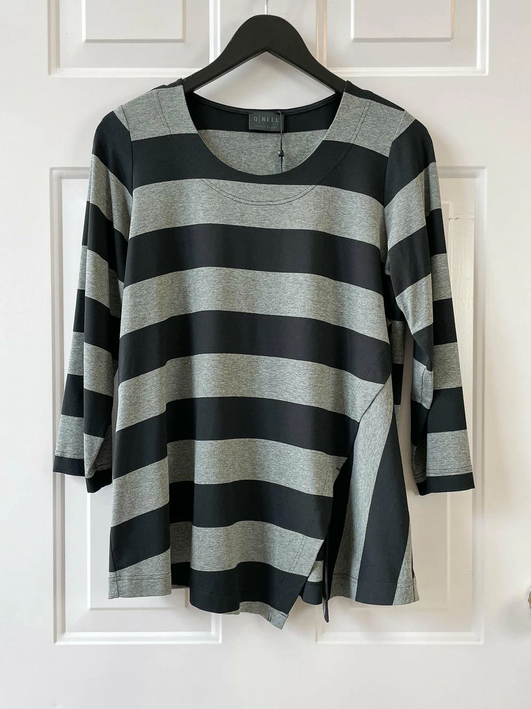 Q'Neel Q'Neel Wide Stripe Notch Vent A-Line Top, Black/Grey