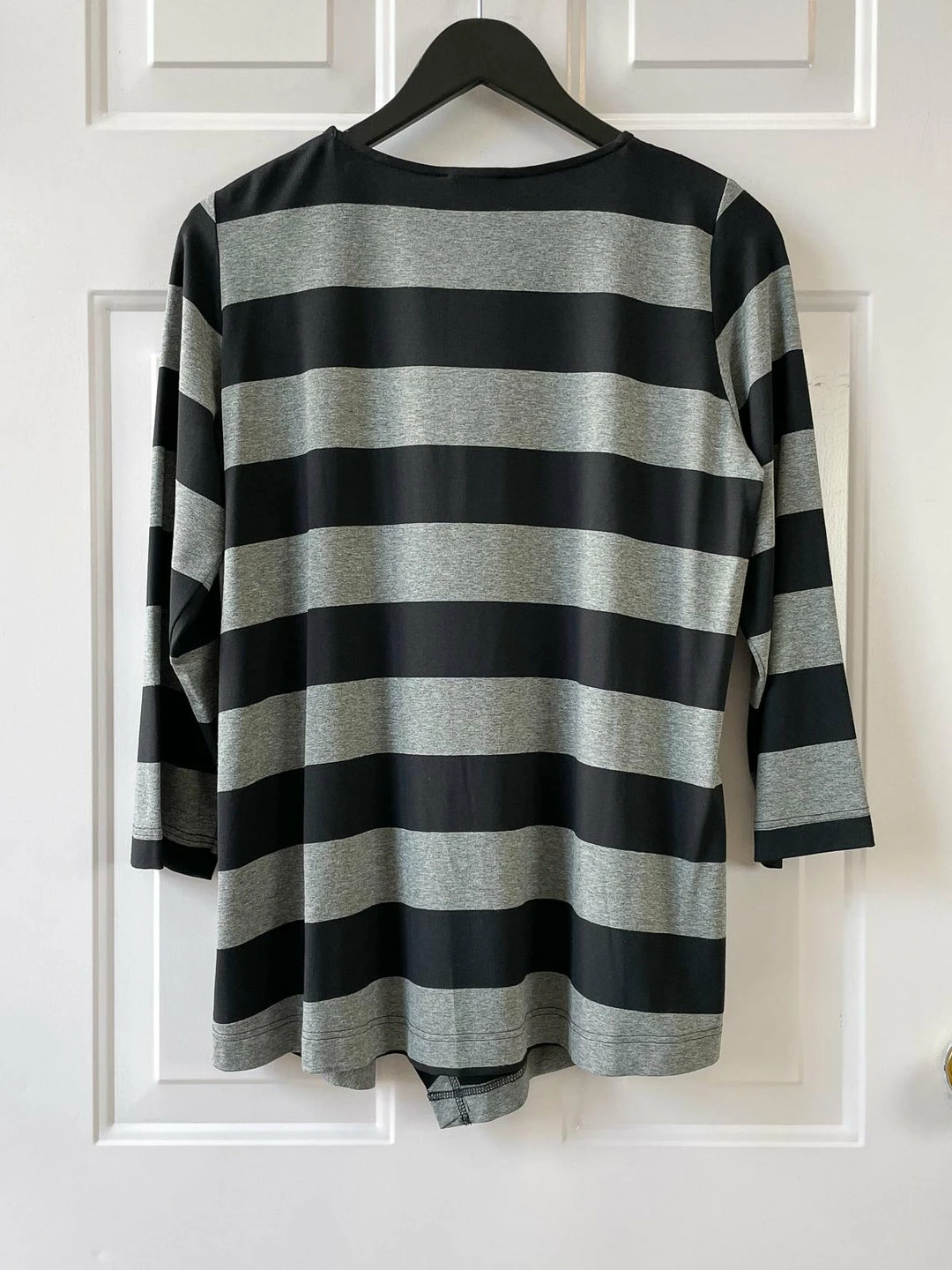 Q'Neel Q'Neel Wide Stripe Notch Vent A-Line Top, Black/Grey